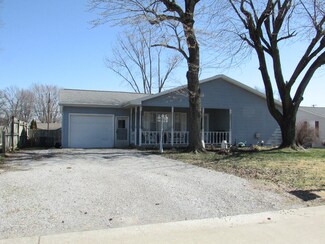 201 Fairview Dr, Carmi, IL 62821