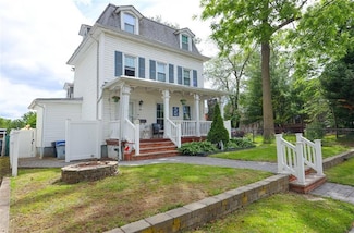 28 Trinity Place, Staten Island, NY 10310