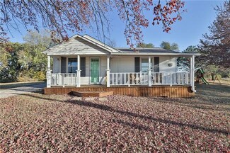 1005 W Marlow St, Odessa, MO 64076
