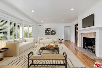 3924 Woodfield Dr, Sherman Oaks, CA 91403