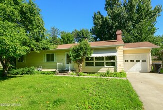 424 25th Ave S, Grand Forks, ND 58201