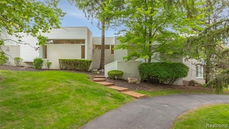 1752 Alexander Dr, Bloomfield Township, MI 48302