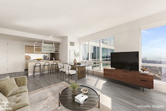 350 W 42nd St Unit 60A, New York, NY 10036