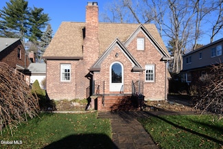 41 Crescent Dr, Albany, NY 12208