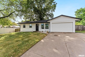 5516 Quercus Ln, Davenport, IA 52806