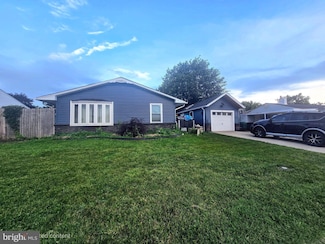 26 Poplar Ln, Levittown, PA 19054