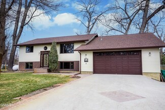 7315 Cottonwood Ln, Bismarck, ND 58503