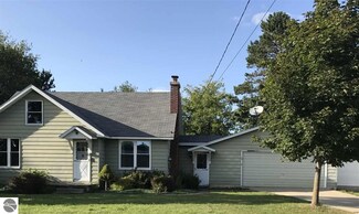 305 Schoolcrest Ave, Clare, MI 48617