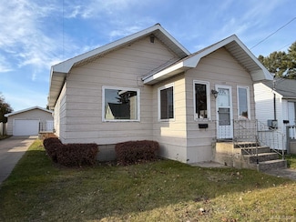 109 N 5th St, Manistique, MI 49854