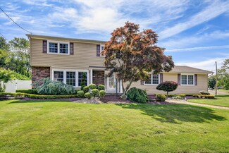 20 Lake Louise Rd, Morganville, NJ 07751