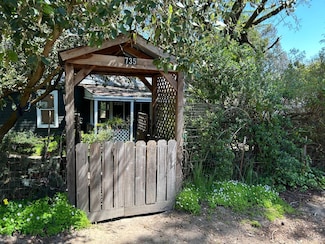 735 Robinson Rd, Sebastopol, CA 95472