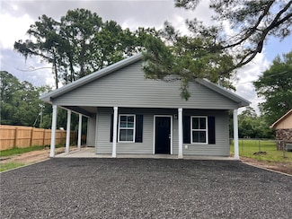 909 E 3rd St, Darien, GA 31305