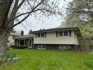 4N045 Wiant Rd, West Chicago, IL 60185