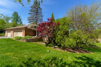 9 High Point Dr, Hawthorn Woods, IL 60047