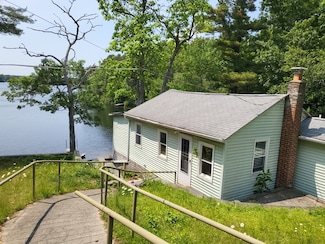 8 Plymouth Ave, East Wareham, MA 02538