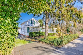 403 Middle Rd, Bayport, NY 11705