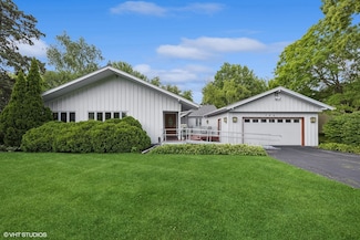 700 Woodland Dr, Crystal Lake, IL 60014