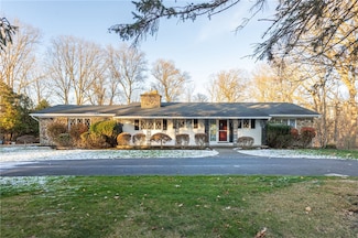 11 Rollingwood Dr, Pittsford, NY 14534