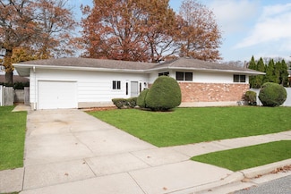 17 Evans Ave, Farmingdale, NY 11735