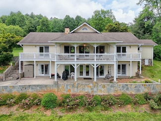 70 Fairway Ln, Dillard, GA 30537