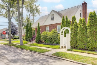 515 S 10th St, New Hyde Park, NY 11040
