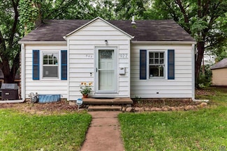 922 SW Randolph Ave, Topeka, KS 66606