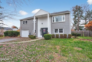 3 Greenway Dr, Schenectady, NY 12302