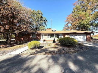 806 Lakeview Dr, Mount Olive, IL 62069