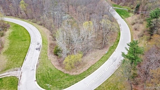 311 Dogwood Ln, Ortonville, MI 48462