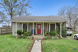 106 Duke St, Yoakum, TX 77995
