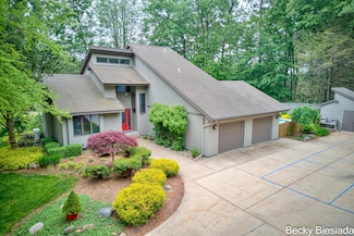 4731 Rood Rd, Norton Shores, MI 49441