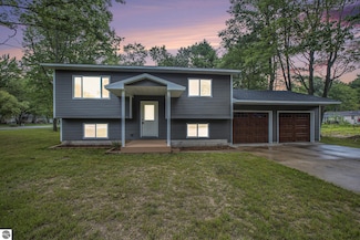 819 Charlene Dr NE, Kalkaska, MI 49646
