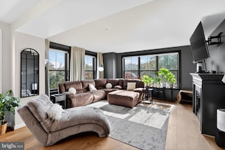 485 Harbor Side St Unit 407, Woodbridge, VA 22191