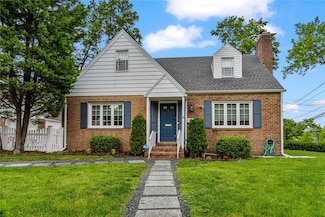 2 Brown Rd, Great Neck, NY 11024