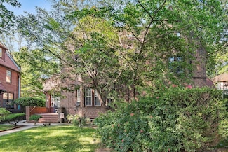 54 Ingram St, Forest Hills, NY 11375