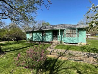 10712 Hillcrest Rd, Kansas City, MO 64134