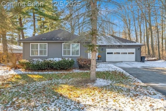 5569 Lakeshore Rd, Fort Gratiot, MI 48059