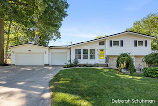 2334 Holliday Dr SW, Wyoming, MI 49519