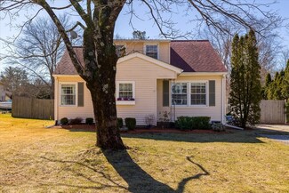 19 Susan Pkwy, Uxbridge, MA 01569