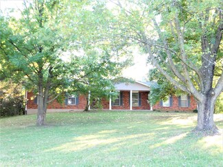 12 Manor Ct, Gray Summit, MO 63039