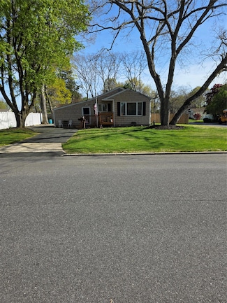 78 Brentwood St, Bay Shore, NY 11706