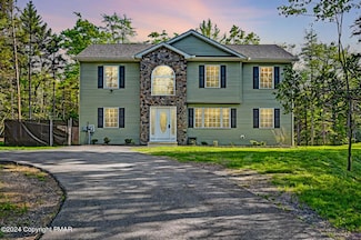 1106 Sioux Ct, Long Pond, PA 18334