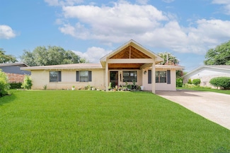 1605 Clearwood Dr, Longview, TX 75604