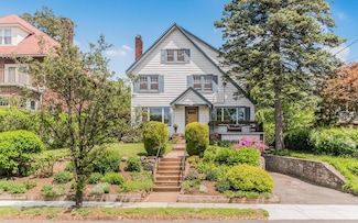 15 Pershing Ave, New Rochelle, NY 10801