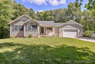 12170 Sarabeck Ln, Grand Haven, MI 49417
