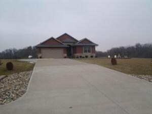 1664 Pond View Dr, Wilton, IA 52778