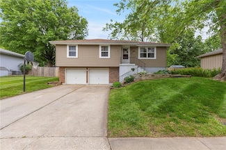 215 SE Country Ln, Lees Summit, MO 64063