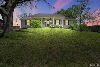 120 View Point Ln, Lake Saint Louis, MO 63367