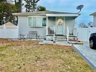 45 Amsterdam Ave, West Babylon, NY 11704