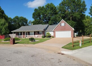 501 W Redwood St, Coweta, OK 74429